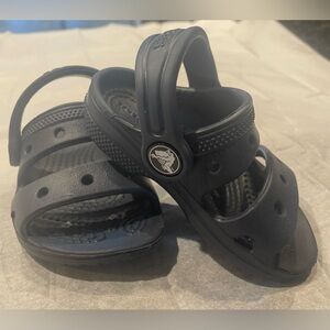 BABY CLASSIC CROCS SANDAL
Size 4
No tag but brand new, never worn.
